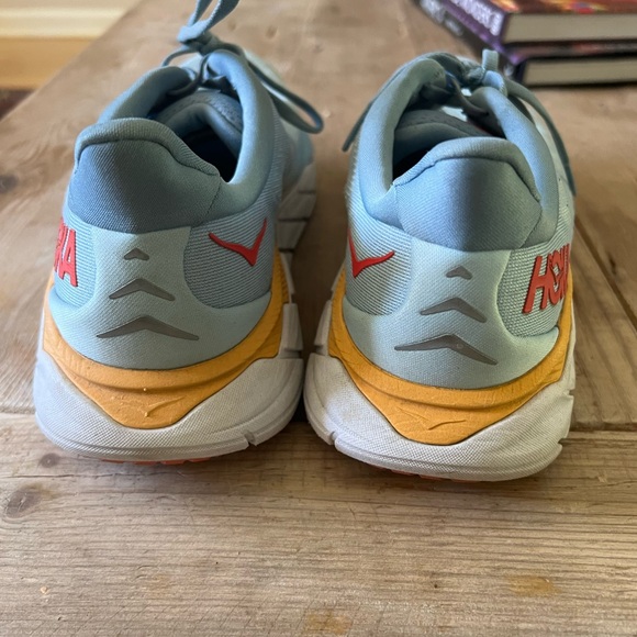 Hoka Arahi 6 in Light Gray and Orange - Picture 8 of 13